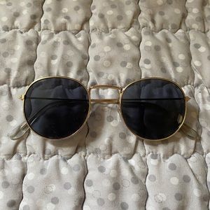 Black round sunglasses